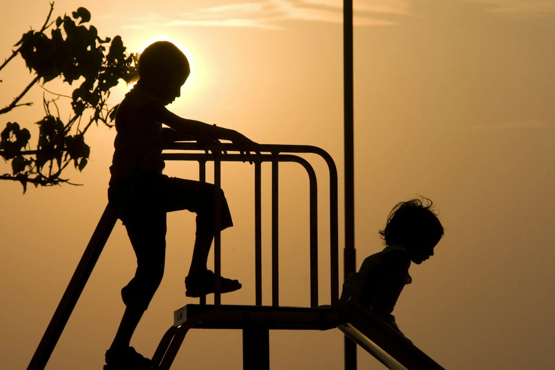 Ребенок уходит силуэт. Convention of the rights of the child.. Children's rights at Home. Child playing in the Sun.