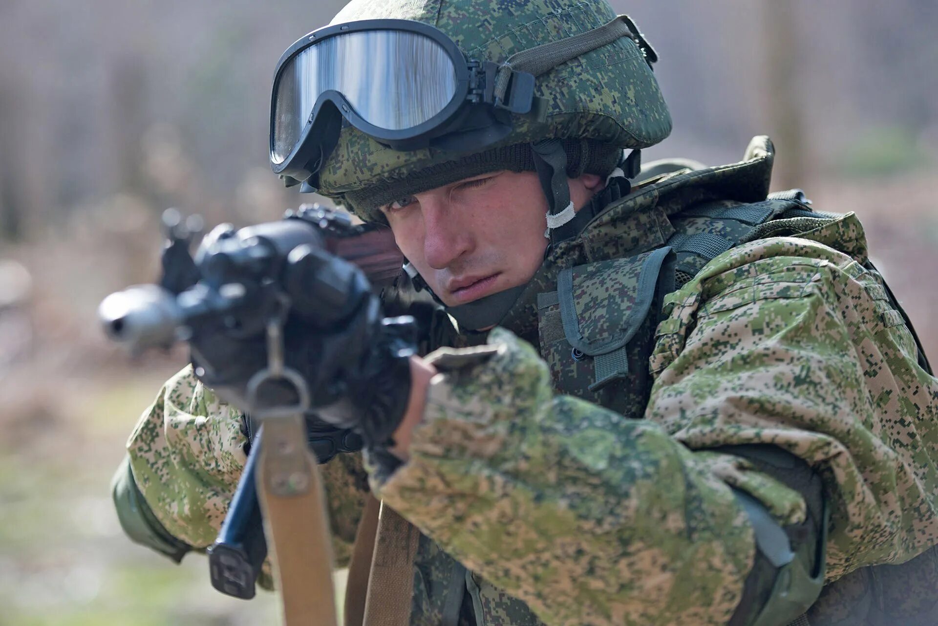 Будут ли военные в москве. Современный российский солдат. Солдат в полной экипировке. Обмундирование российского солдата. Военные в боевой готовности.