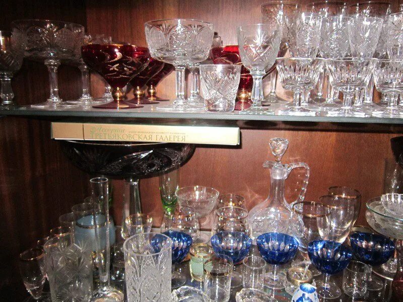 хрусталь в серванте. советский хрусталь. сервант для посуды. советский сервант с хрусталем. сервант для хрустальной посуды.