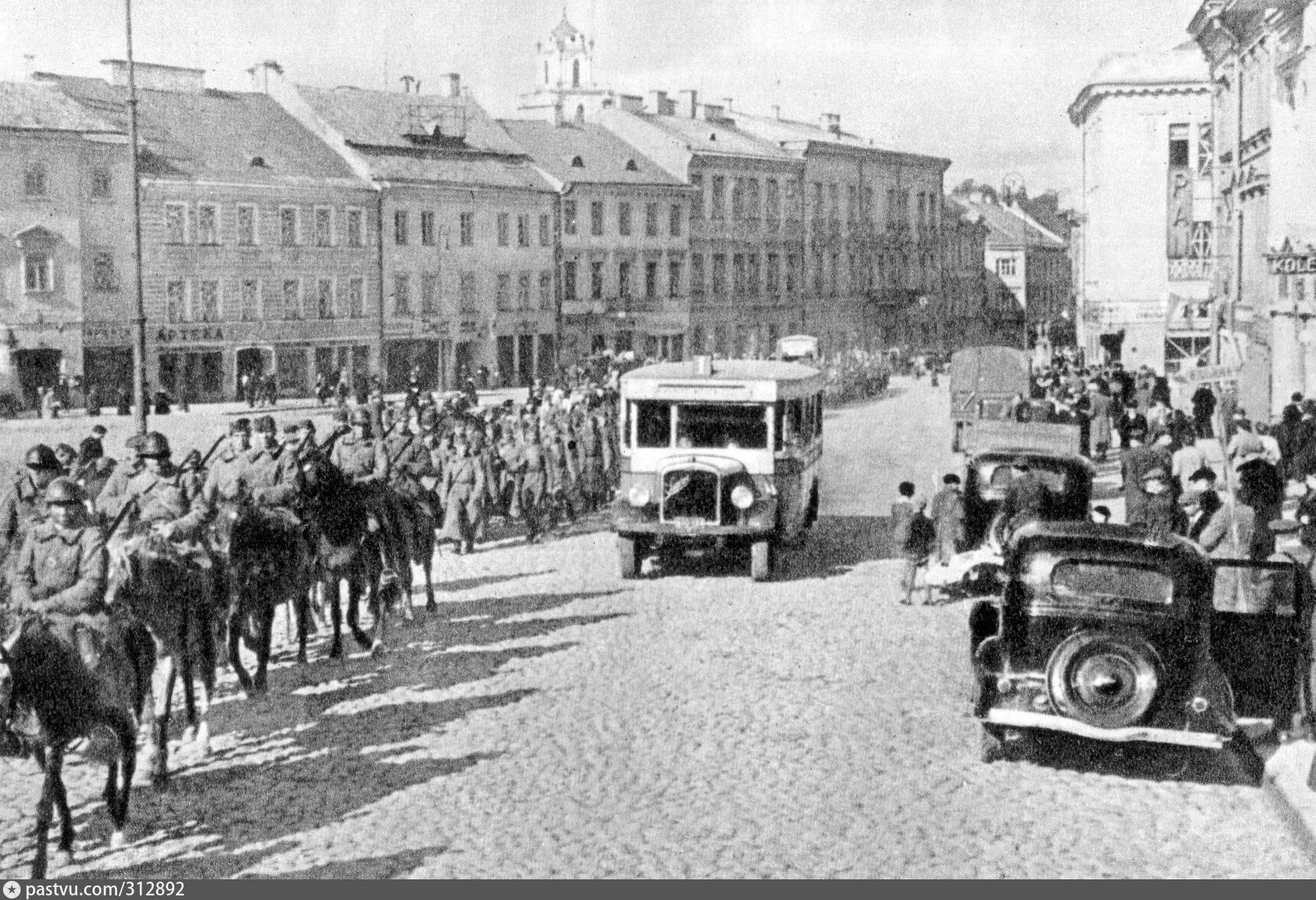 Части красной армии. Литовская армия в городе Вильнюс 1939 г. Армия Литвы в Вильно 1939. Советская армия в Вильнюсе 1940. Оккупация 1940 Литва.