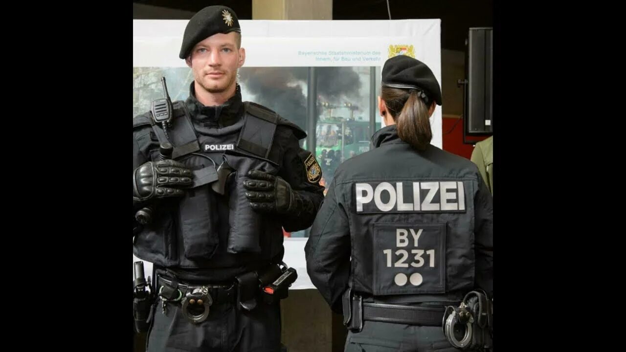 Кто такие полицаи. Немецкий Polizei. Polizei форма. Форма полицаев. German Polizei uniform.