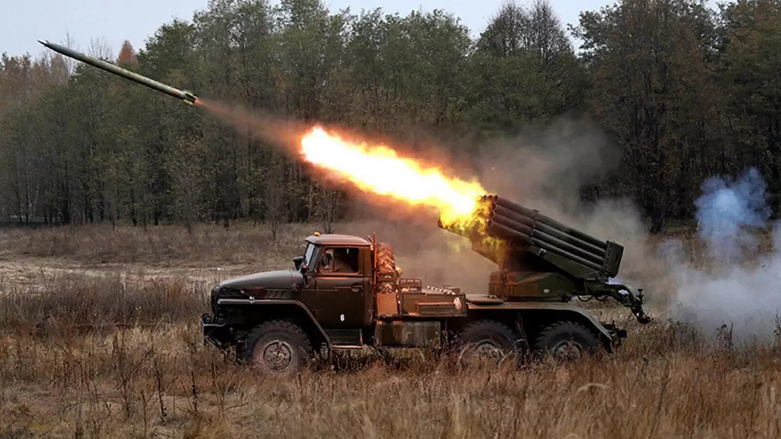 Реактивная система залпового огня тема. Рсзо бм-21 град. рсзо 9к51 «град». 122 мм рсзо бм-21 град. бм-21 реактивная система залпового огня.