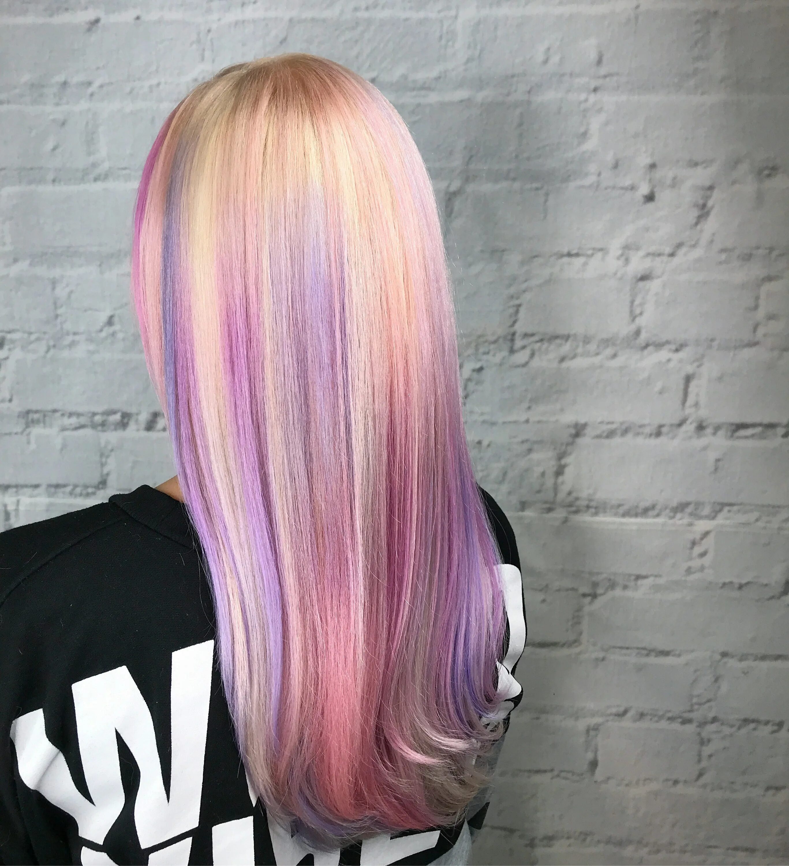 Как сделать розовые волосы. Розовые пряди. Розовые пряди на светлых волосах. Разноцветные пряди на светлых волосах. Розовое мелирование на светлые волосы.