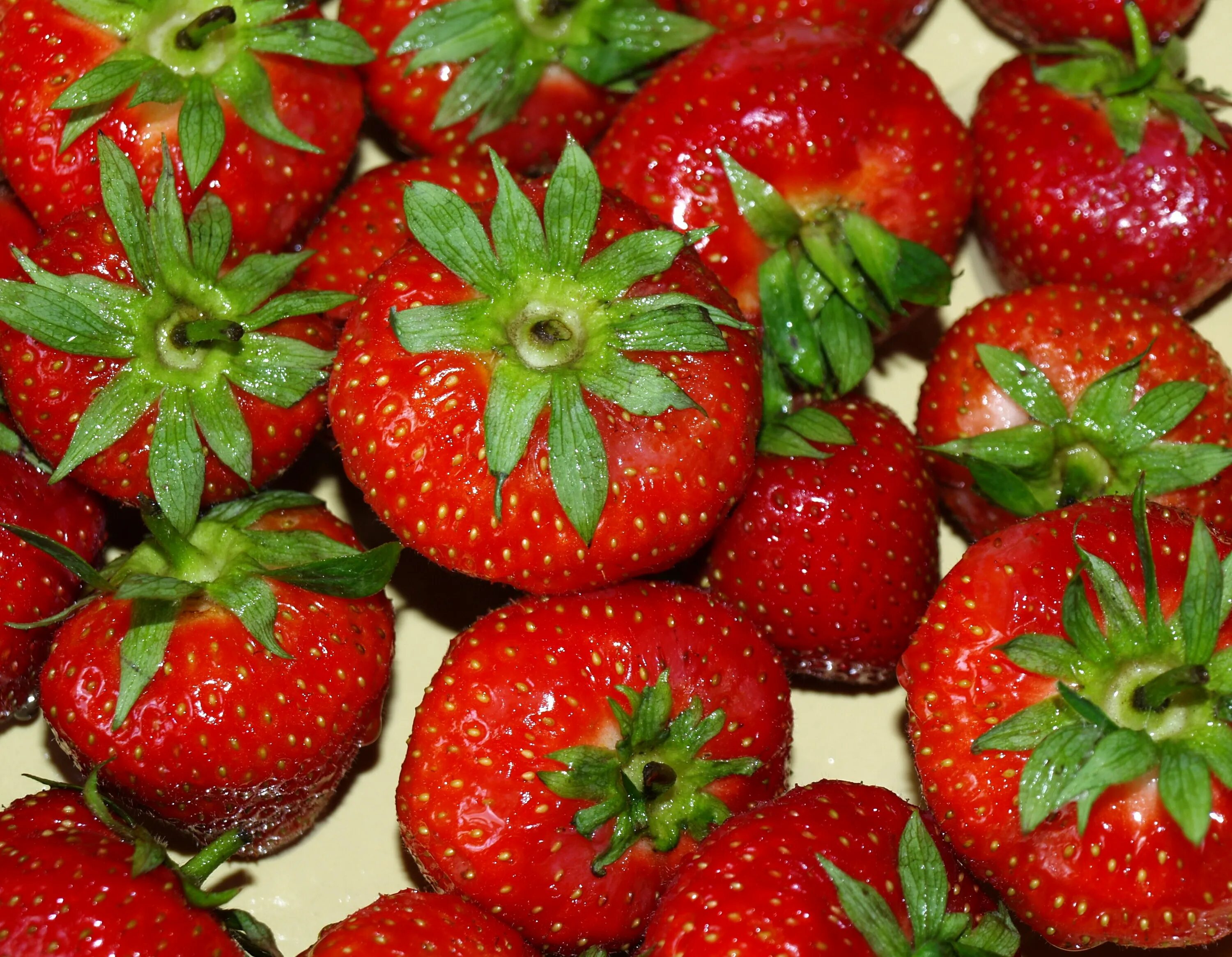 Download wallpaper 1600x1200 strawberries, fruits, berry standard 4:3 hd backgro