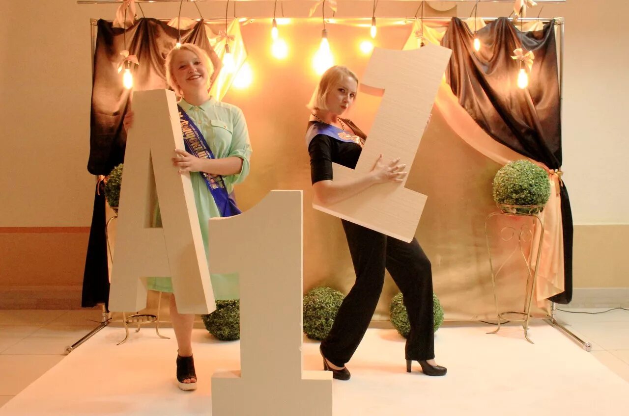 Фотозона на выпускной. Школьная фотозона. Фотозона на выпускной в школе. Баннер на выпускной. Фотозона выпускник школы.