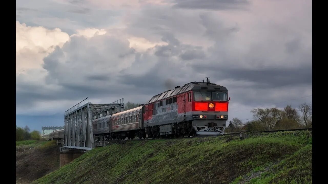 Электричка великие луки. Поезд ленинград-великие луки. Поезд спб великие луки. Поезд 677а санкт-петербург великие луки. Поезд торопец великие луки.