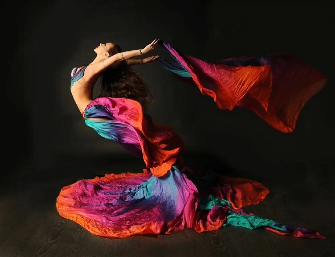 девушка на черном фоне. танцующая девушка. девушка прыгает. девушка в танце картинки. танцующая лица.