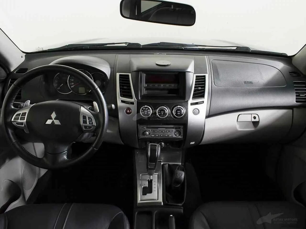 Mitsubishi pajero sport 2012. Mitsubishi Pajero Sport (2012-2013). Mitsubishi Pajero Sport 2012 салон. Мицубиси Паджеро спорт 2 2012г.в..