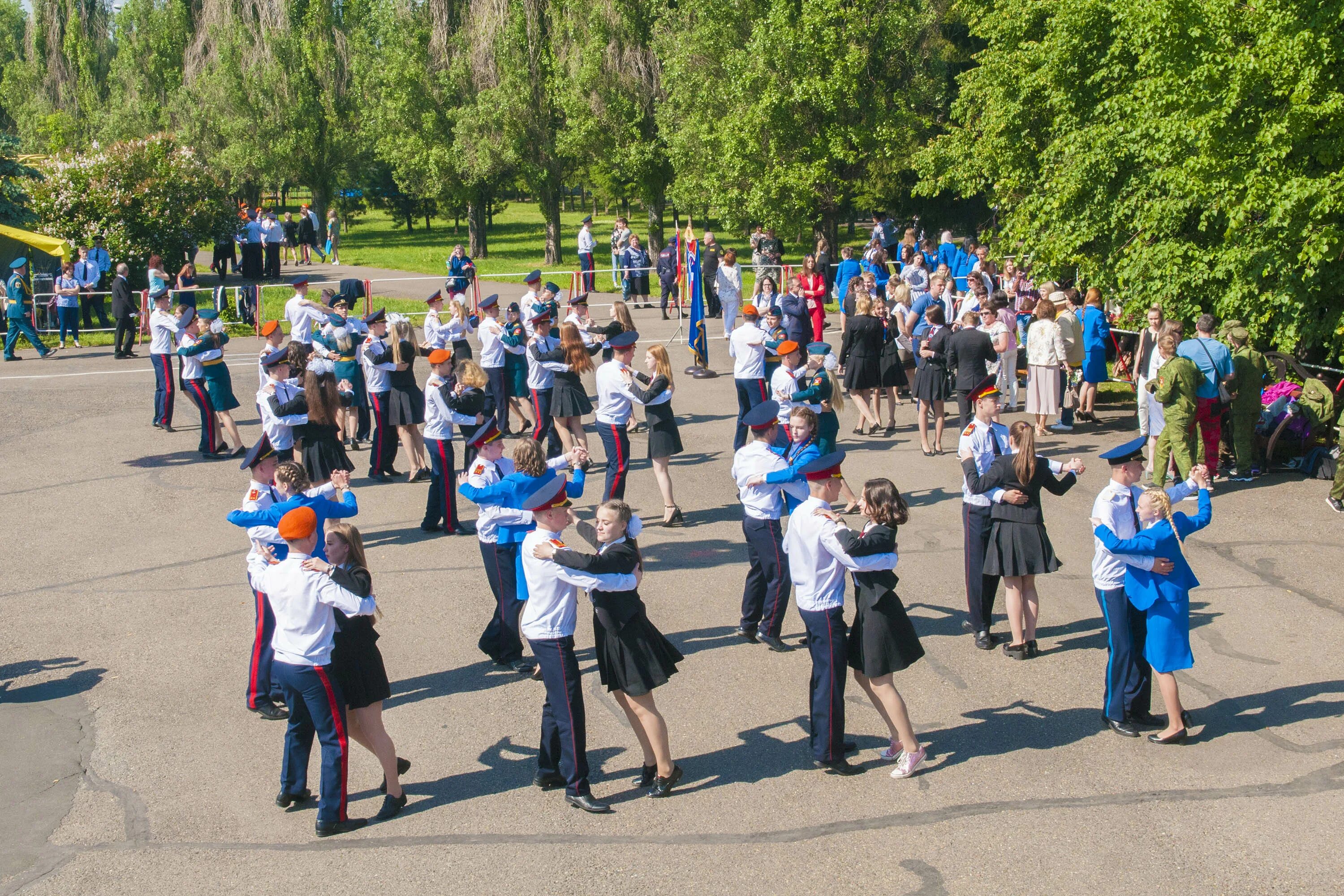 25 мая можно. Последний звонок Кузбасс. 25 Мая праздник. 25 Май праздник. Последний звонок 2008 год.