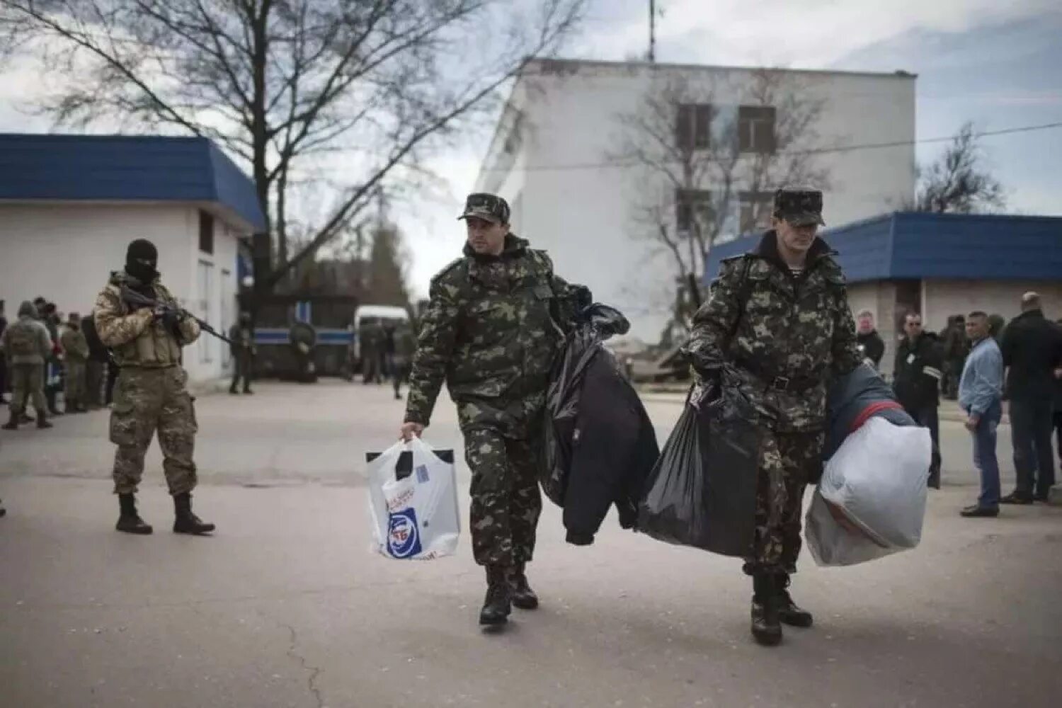 Хохлов уйдет. ВСУ В Крыму 2014. Украинские военные в Крыму 2014. Украинские военные покидают Крым. Украинские солдаты в Крыму.