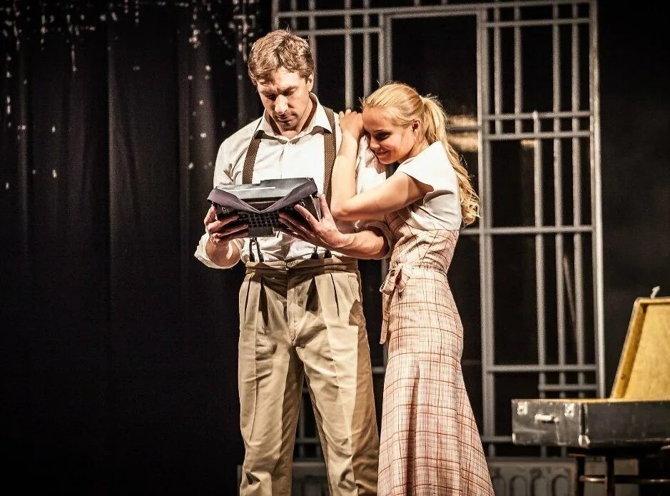 Двое на качелях современник отзывы. Театр современник двое на качелях. Спектакль близость с татьяной арнтгольц. Орбакайте современник. Двое на качелях арнтгольц и антипенко.