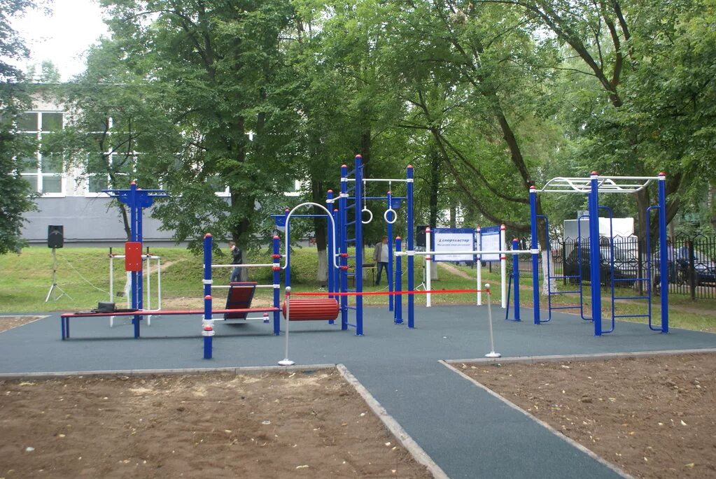 детская площадка возле школы