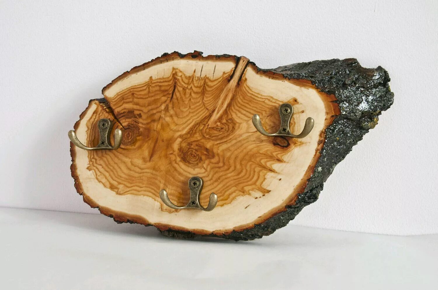 клен канадский спил дерева. срез времени. годичные кольца сосны. ясень спил продольный. необычные изделия из дерева.