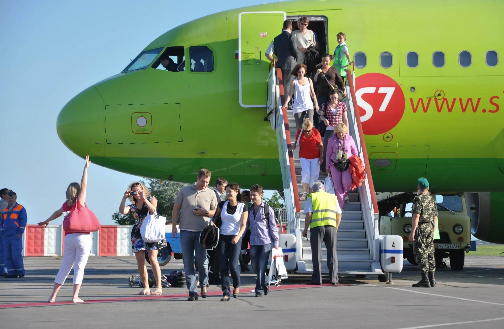 Самолет 1 июля. S7 Airlines Сибирь. Самолет Джей Севен. Самолёты авиакомпании s7 Airlines. Авиакомпания s7 1992.