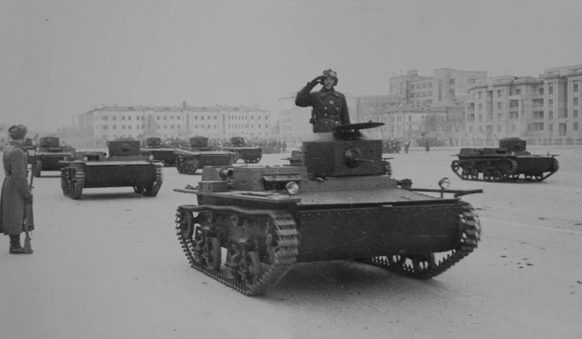 Куйбышев 7 ноября 1941 года. Парад Куйбышев 1941. Военный парад в Куйбышеве 7 ноября 1941. Куйбышев парад 1941 года. 7 Ноября 1941 Куйбышев.
