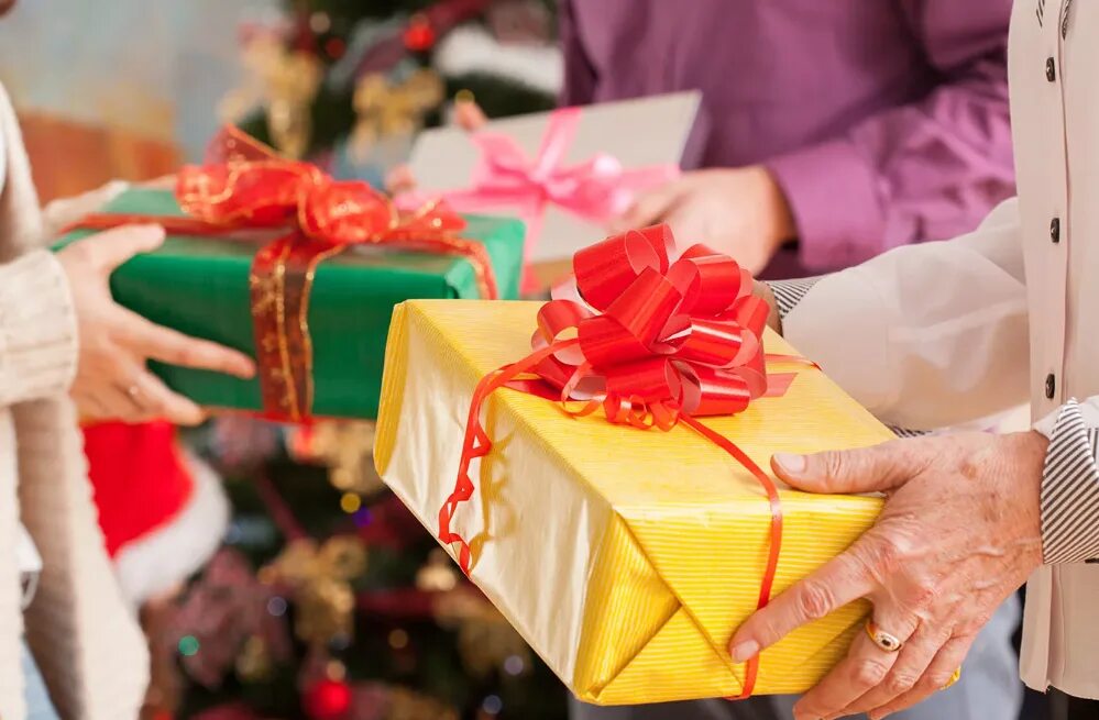 Делайте друг другу подарки. Дарение подарков. Вручение подарков на новый год. Дарить подарки на новый год. Подарки к праздникам..