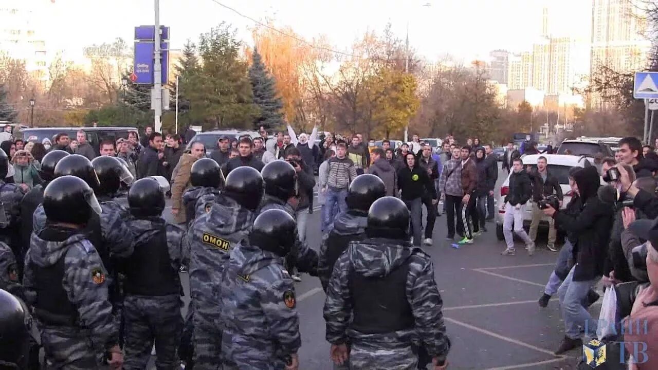 Перестрелка в бирюлево западное. Погромы в бирюлево 13 октября 2013. бунт бирюлево западное. погром в бирюлево октябрь 2013. беспорядки в бирюлево 2013.