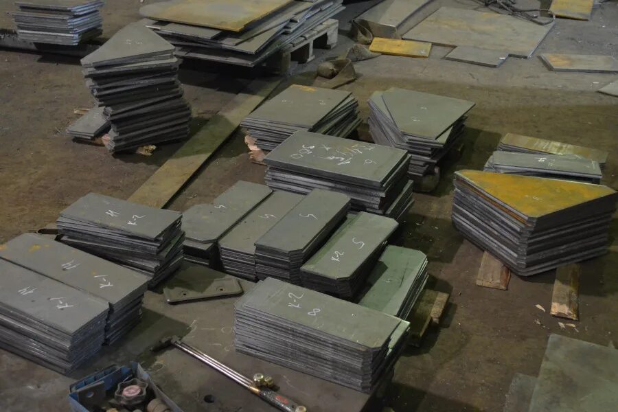 Рубка листового металла гильотиной. Металлические пластины 09г2с. Гильотина для листового металла. Резка листа металла на гильотине. Резка листового металла гильотиной.