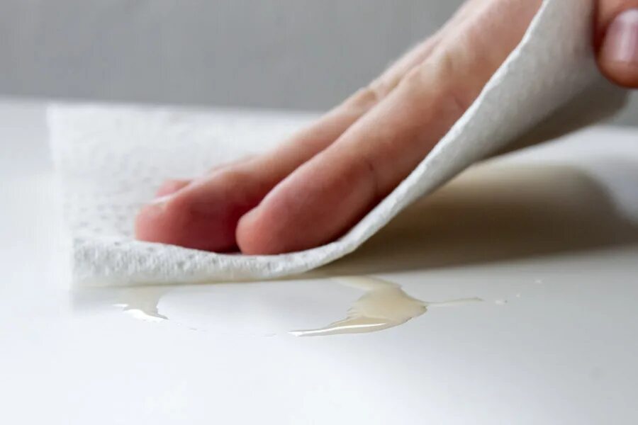 Почему нельзя вытирать бумагой. Протирает салфеткой. Салфетки протирать стол. Салфетки из ткани для вытирания рук. Салфетки для протирки.