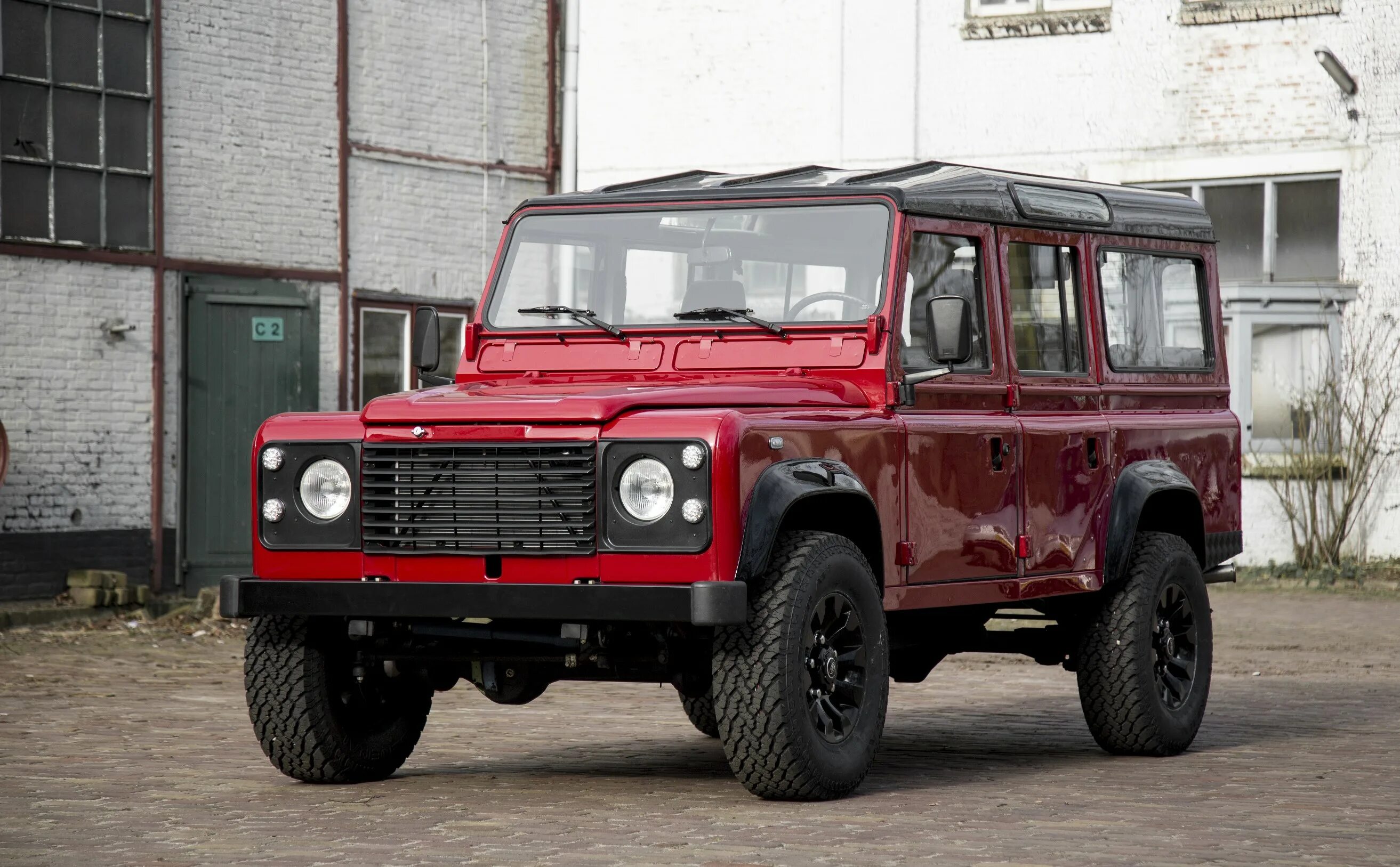 Defender красный. Дефендер 110 красный. Ленд Ровер Дефендер красный. Land Rover Defender 110 красный. Defender 110 2021 Red.