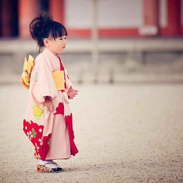 Японки маленькие худые. Маленькая японка в кимоно. Маленькая японская девочка. Маленькая японская девочка в кимоно. Японские дети в кимоно.
