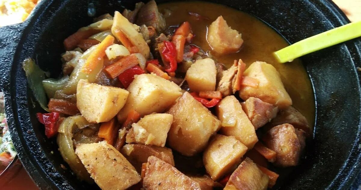 Мясо в казане с картошкой и овощами. Картофель со свининой в казане. свинина с картошкой в казане. картошка с мясом в казане. свинина в казане.