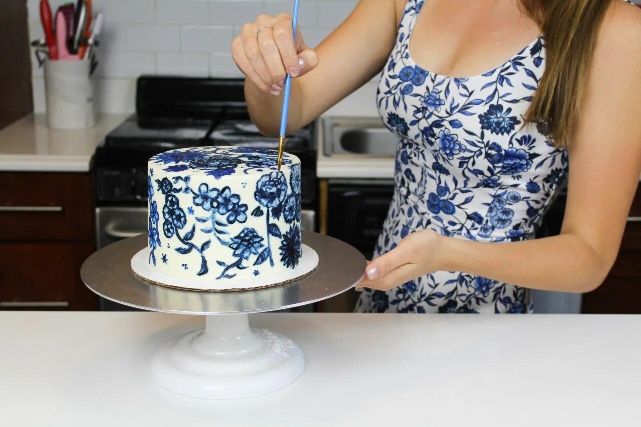Kate make a cake. Food paint cake easy. julie with the cake.