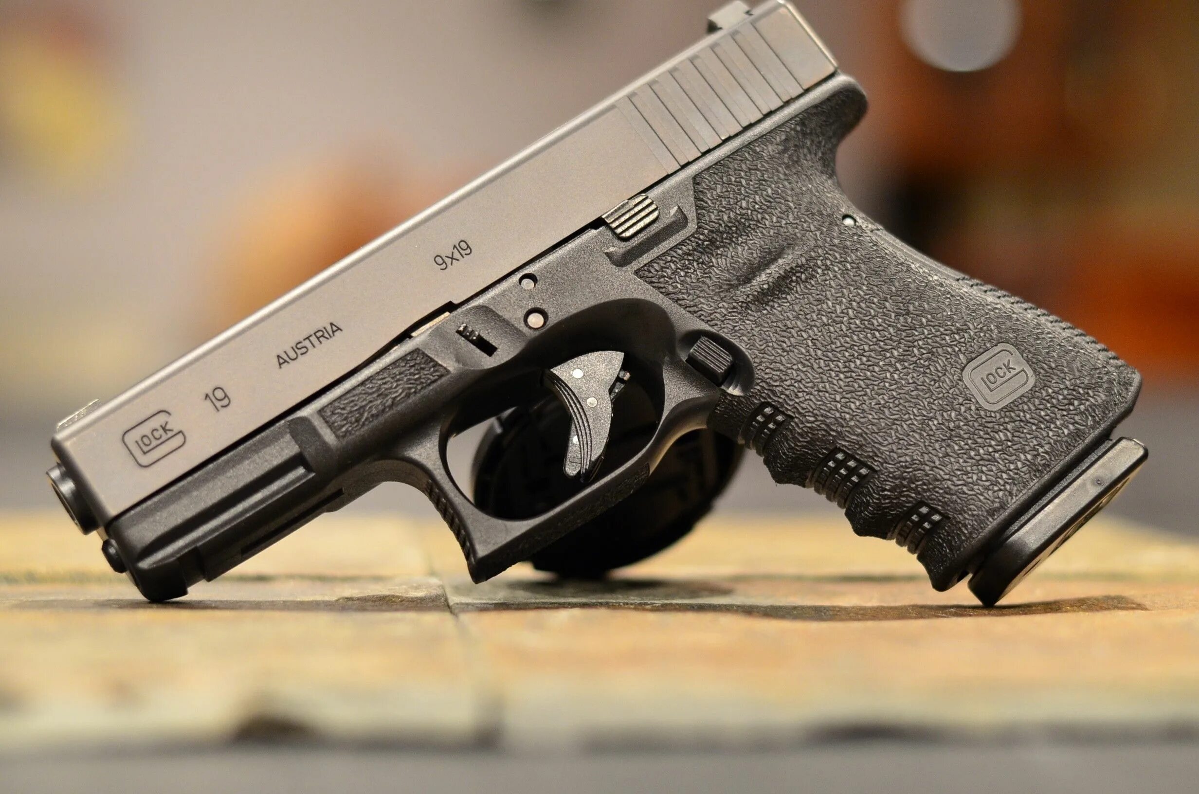 Glock. Glock 19 огнестрельный. стипплинг на glock 17. g19 пистолет. современные пистолеты glock.