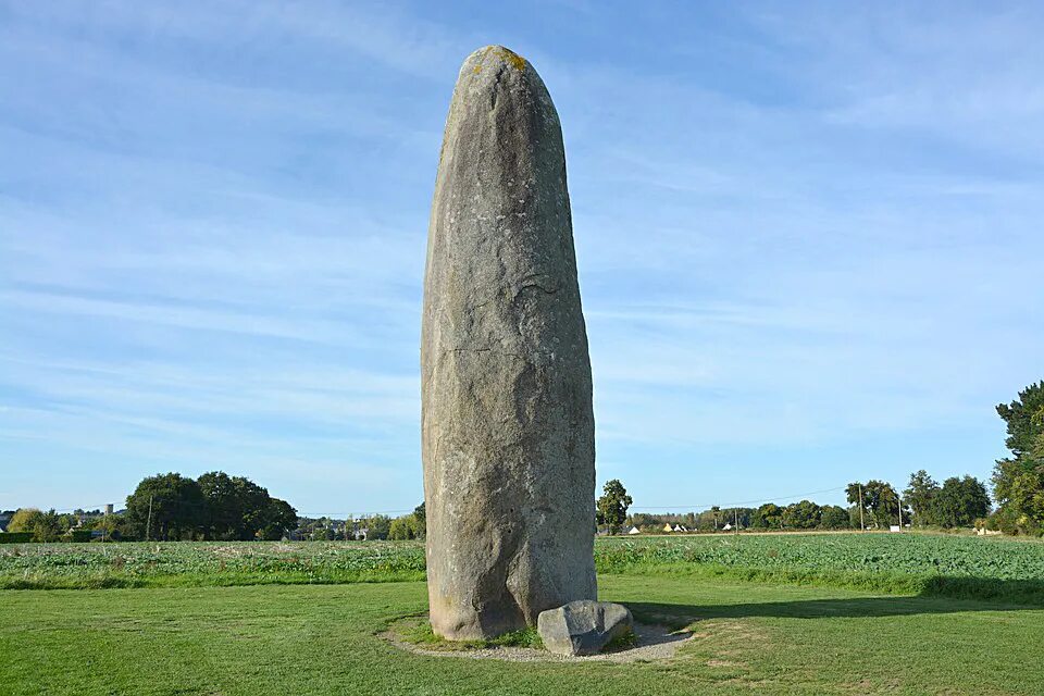 мегалиты менгиры. мегалиты менгиры. каменные менгиры хакасии. менгиры острова ява. менгиры хакасии хакасия.