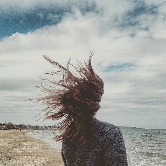 Волосы на ветру. Девушка волосы на ветру. Волосы на ветру со спины. Ветер волосы море.