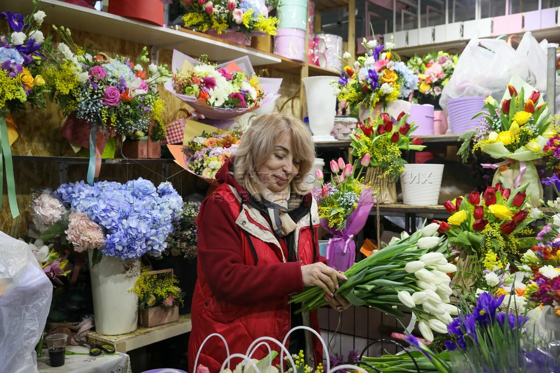 Рижский рынок цены на цветы 2024. Цветы на рынке. С праздником цветы. Цветы на продажу.