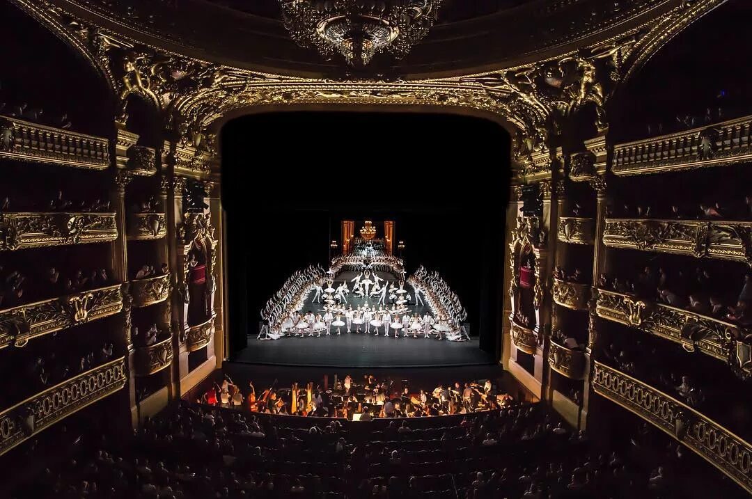 Theatre a lot. Опера Гарнье (Гранд-опера), Париж. Опера Гарнье Париж театральный зал. Театр Гранд опера в Париже. Опера Гарнье в Париже.