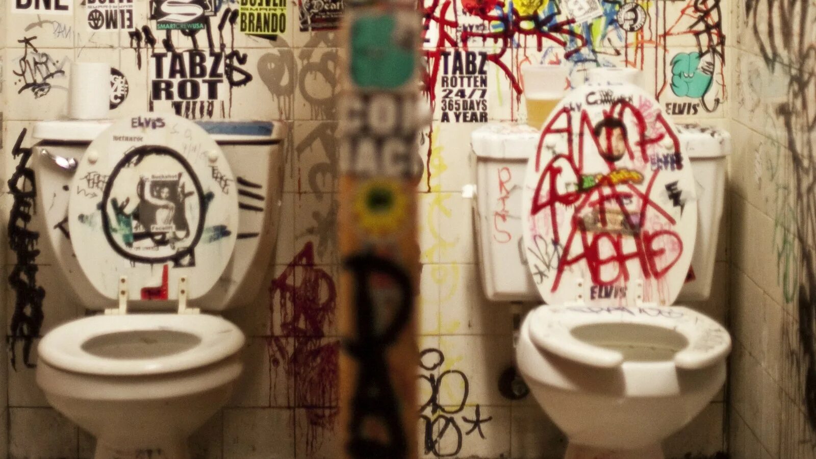 Покажи фотографию туалета. Граффити на унитазе. Граффити на дверь в туалет. Graffiti Bathroom. Плитка в туалете граффити молочный на пол.