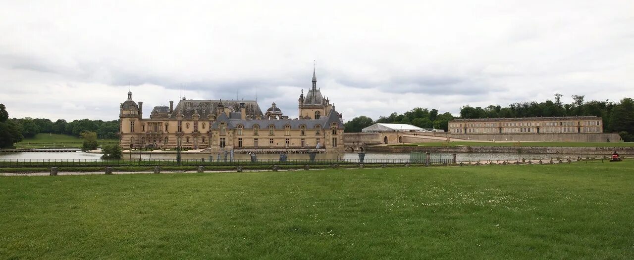 Вся усадьба состояла из четырех. Конюшни Версальского дворца. Версальские Королевские конюшни. Фото конюшни напротив Версальского дворца. Конюшни дворца где стоит.