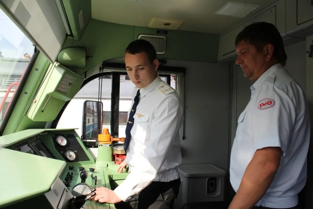 Помощник машиниста ржд тепловоз. Работники локомотивных бригад обязаны. Локомотивная бригада ржд. Локомотивная бригада. Локомотивные бригады у 2эс6.