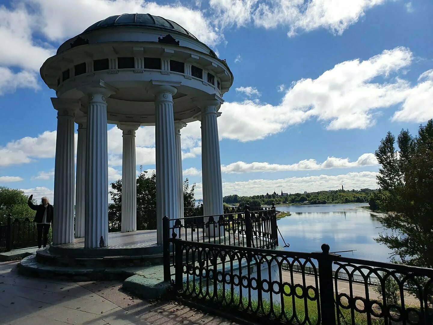 Беседки на набережной. Архангельск набережная беседка Грина. Беседка на Волжской набережной Ярославль. Беседка на Волжской набережной Волжская набережная. Беседка Островского в Костроме.