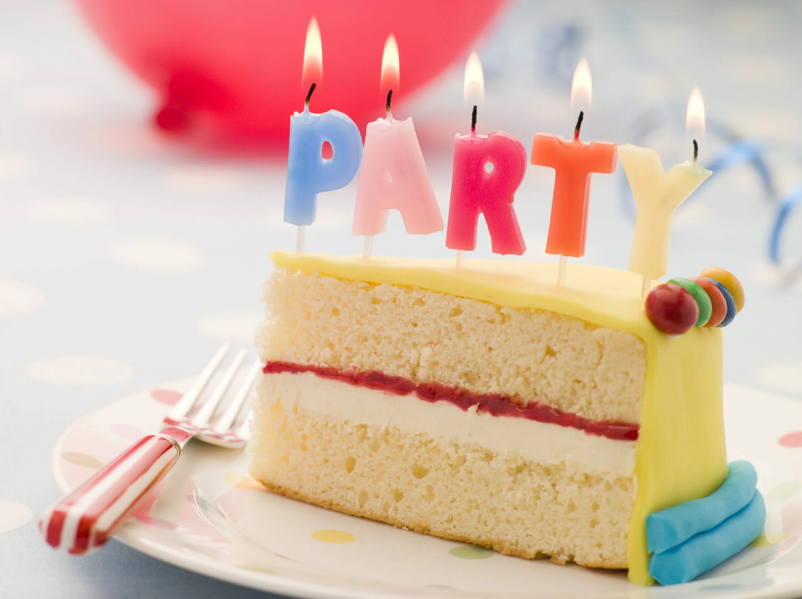 A birthday. Праздничный торт. Торт с днем рождения!. Торт с днём рождения картинки. Тортик со свечками.