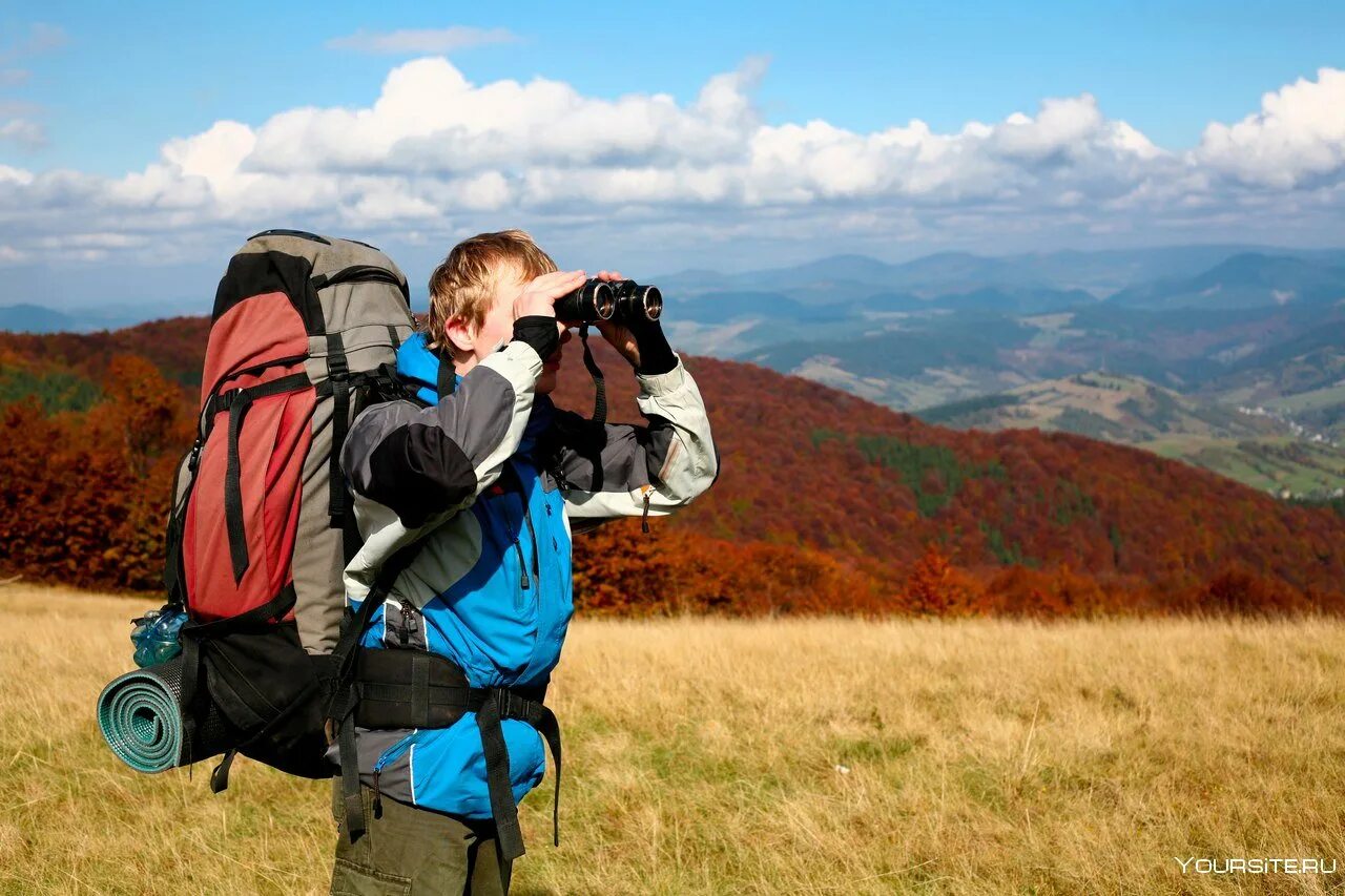 Travel pleasure. Турист с рюкзаком. Дети туристы. Рюкзак путешественника. Турист путешественник.