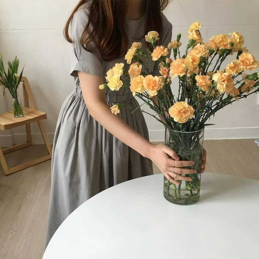 Девушка с цветами в руках. Оригинальные фото с цветами. Стефани чаглар. Цветок вместо платья. Идеи для фотосессии с цветами.