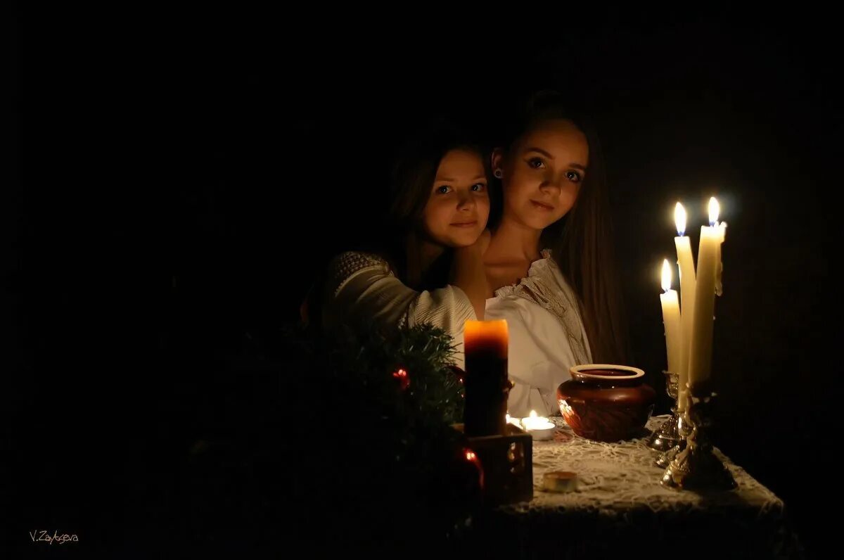 Святочные гадания. Гадание на рождество для пары. Девушки гадают. Девушки гадают. Гадания на рождество.