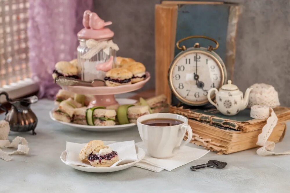 Пять часов чай. Английское чаепитие five o&#039;clock tea. five-o’clock» чаепитие в англии. чайная церемония в англии файв оклок. чай файв о клок.