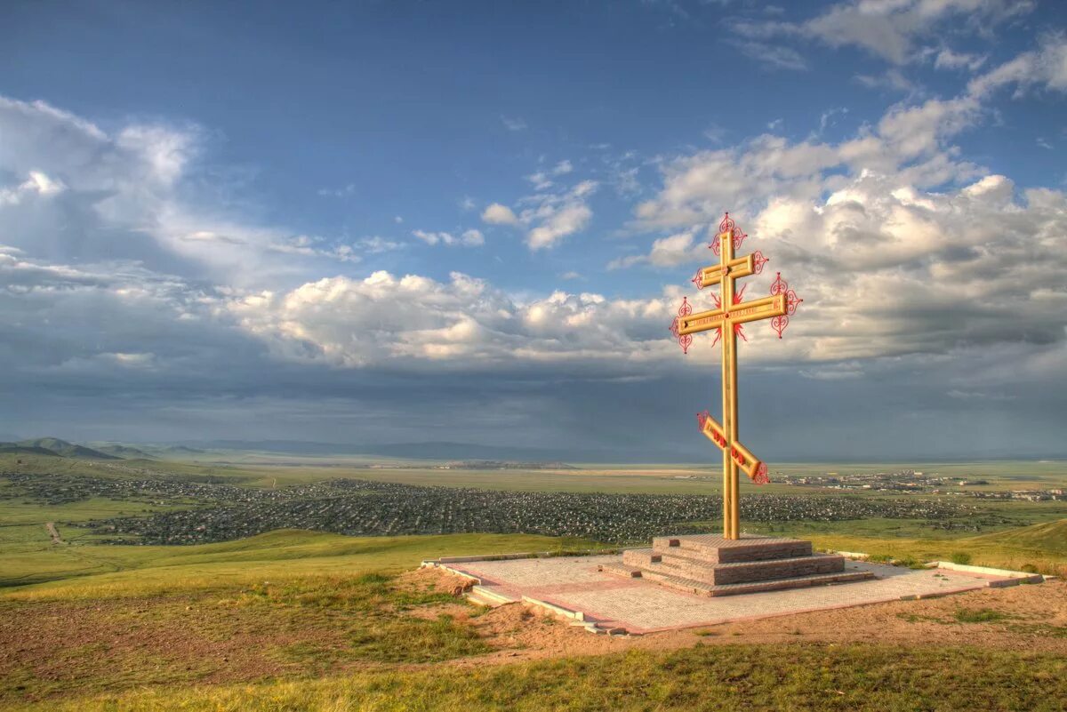 Крест сальск. Поклонный крест Краснокаменск. Крест в Краснокаменске на горе. Крест на горе Забайкальского края города Краснокаменска. Город Краснокаменск крест.