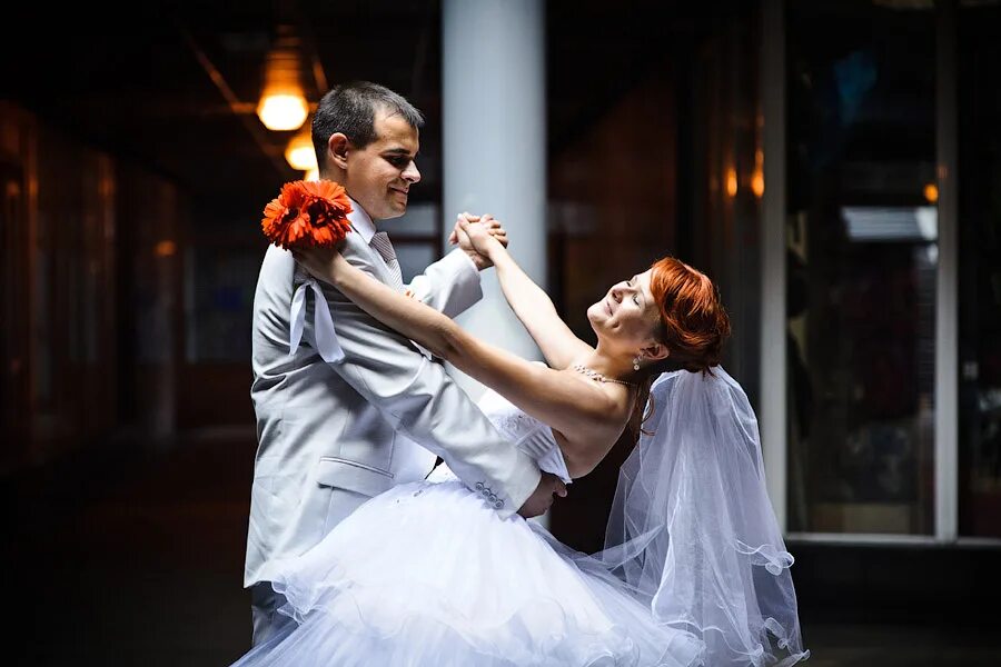 брутальная пара молодоженов вальсе. танец в пышном свадебном платье. свадебный танец. свадебный танец. свадебный танец жениха и невесты.