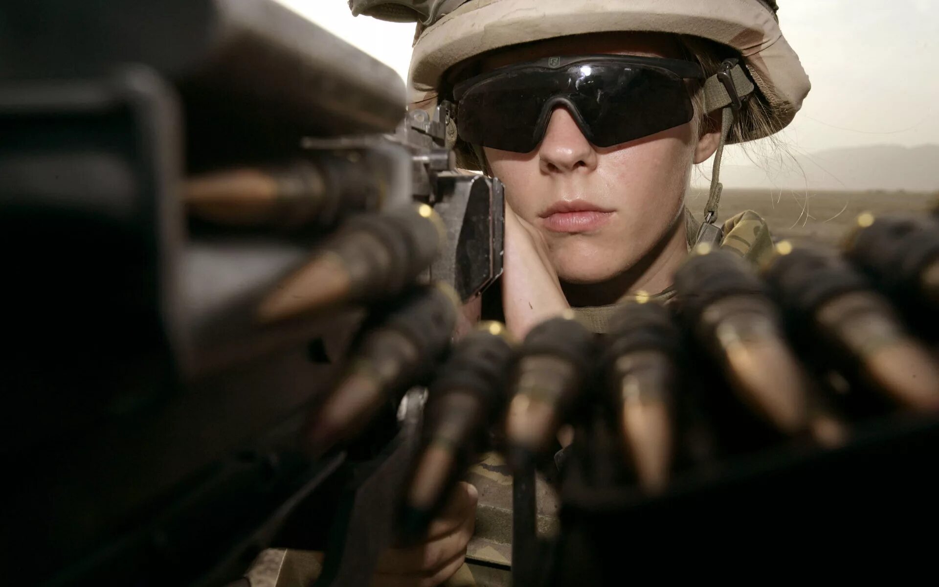 Девушки в военной форме. Женщина солдат. Девушки в армии. Девушка Военная в очках. Combat girl