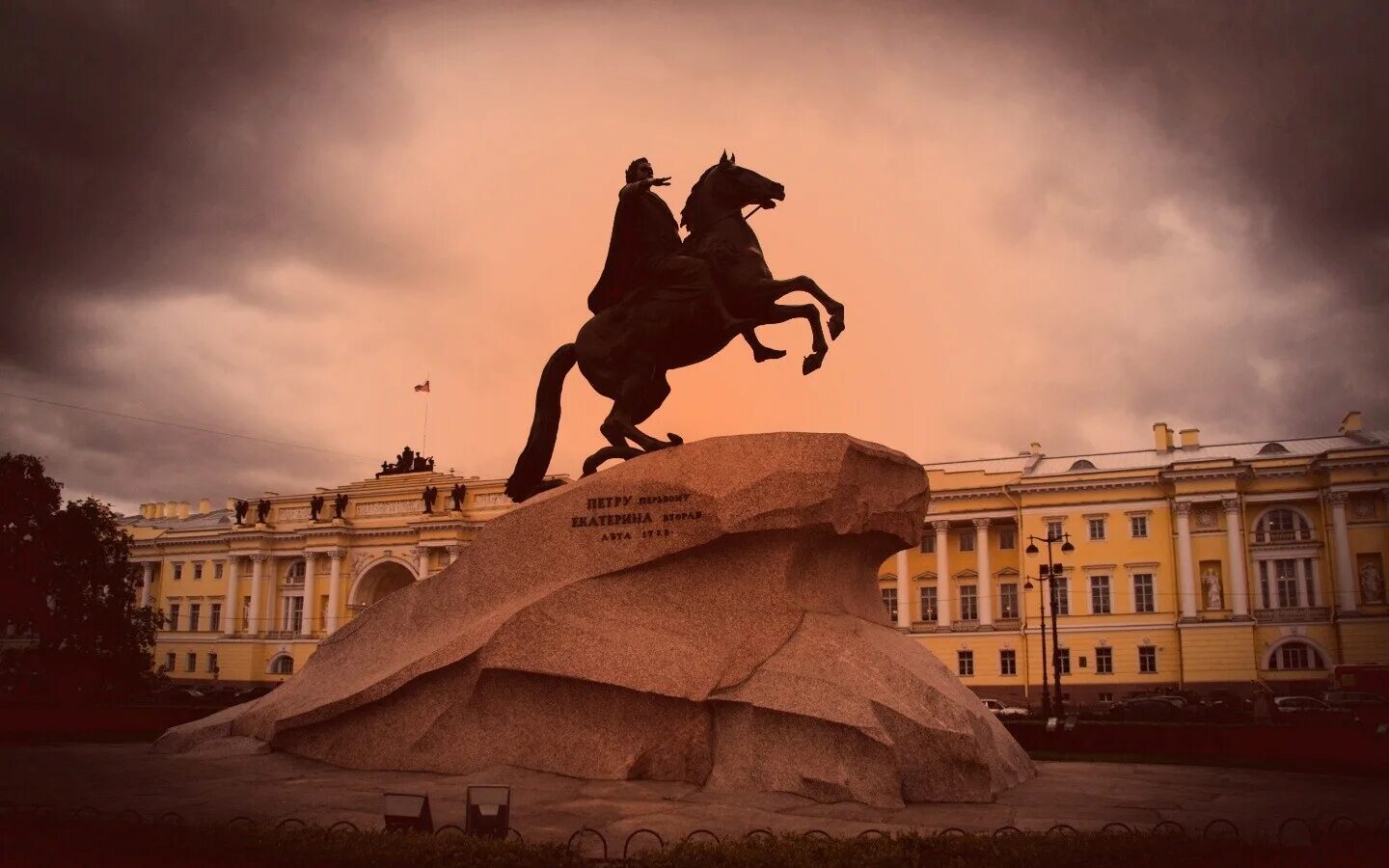 Медный всадник памятник в Санкт-Петербурге. Памятник Петру великому в Петербурге медный всадник. Медный всадник, Санкт-Петербург, Сенатская площадь. Памятник Петру 1 в Москве медный всадник. Будучи человеком памятным