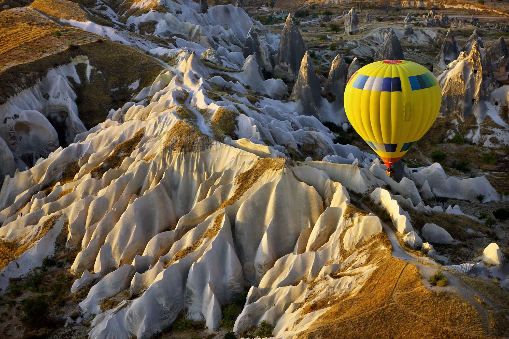 Красивые места на земном шаре. Каппадокия Турция. Шары в Турции Каппадокия. Воздушный шар в горах. Необычные места.