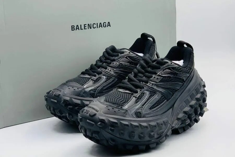 Balenciaga defender купить. Баленсиага 2022 обувь. Кроссовки Balenciaga Defender. Баленсиага Дефендер. Balenciaga Дефендер.