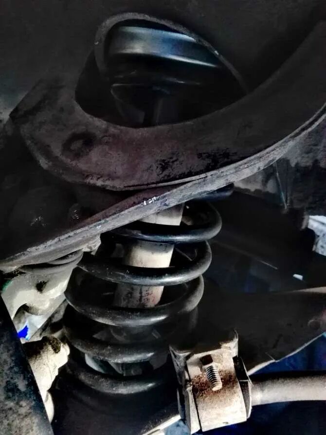 Как поставить переднюю пружину на ваз. Задняя ходовая ваз 2107. Переднее верхнее крепление пружины ваз 2106. Стойки и пружины на ваз 2110. Проставки передних пружин ваз 2107.