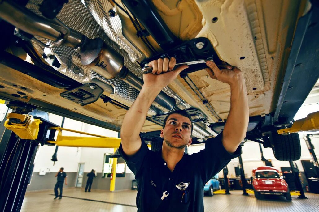 автосервис. автосервис автотехцентр. большой автосервис. автосервис авто на подъемнике. в автосервис одновременно приехали 3.