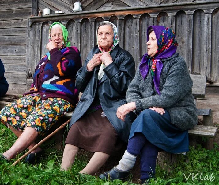 Бабушки на лавочке. Бабушка в деревне. Три бабушки. Бабушки на скамейке.